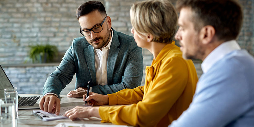 Expert consulting clients on document