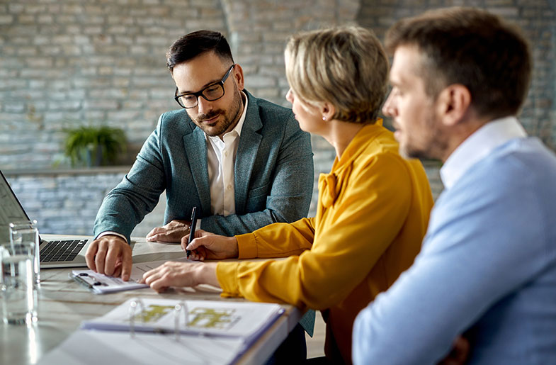 Expert consulting clients on document